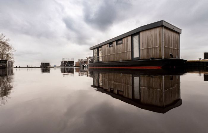 Houseboat in Offingawier with Sea View