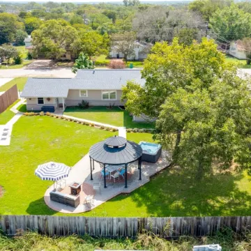 8b 4b Nearby Pool Blanco Wine Trail Town sq