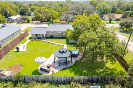 8b 4b Nearby Pool Blanco Wine Trail Town sq