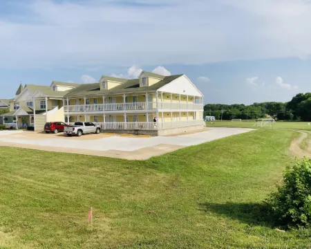Honeysuckle Inn Hotels in Howell County