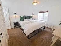 Hot tub & Arcade Full Lower Level Apartment