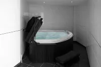 Damon’s Hotel - Hot Tub