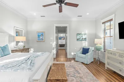 Seagrove Gardens Mins to the Beach, Santa Rosa Retreat w/ Golf Cart, A+ Design