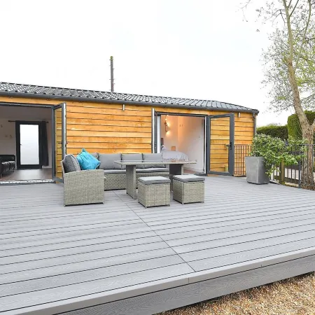 Cheerful 1Bd Cottage with Parking Nr Guildford