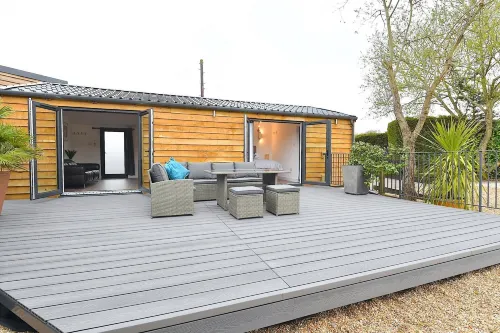 Cheerful 1Bd Cottage with Parking Nr Guildford - 3-Star