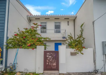 Vista Mar  Scenic 3BR Family Waterfront w Private Dock Отели в г. Север Майами