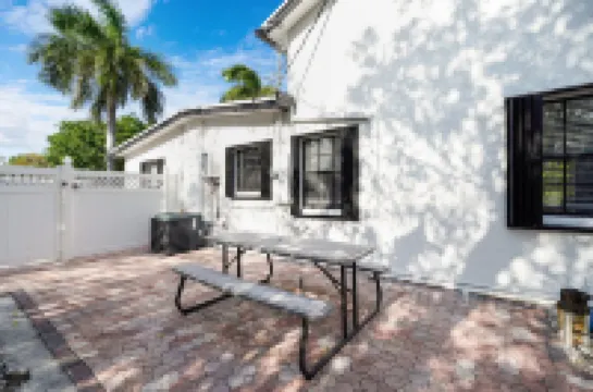 Tropical Oasis with Pool and Outdoor Kitchen - Charming Escape