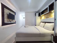 Simple and Homey Studio Room at Paltrow Apartment Các khách sạn ở Pedalangan