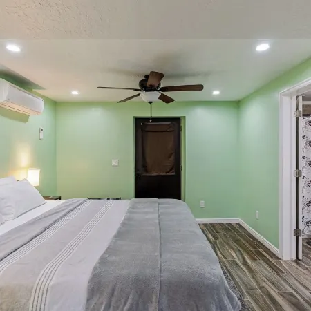 Cozy 1-Bedroom Basement Apartment, Free Parking, Kitchen, Washer/Dryer in Unit