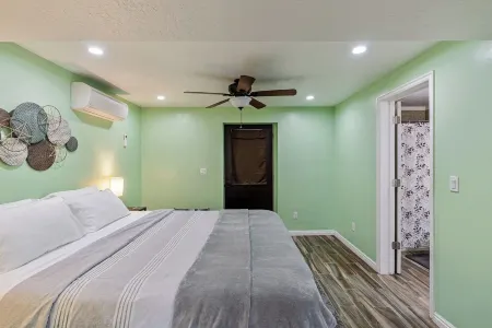 Cozy 1-Bedroom Basement Apartment, Free Parking, Kitchen, Washer/Dryer in Unit