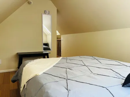 Cozy Rose Cottage in Salem