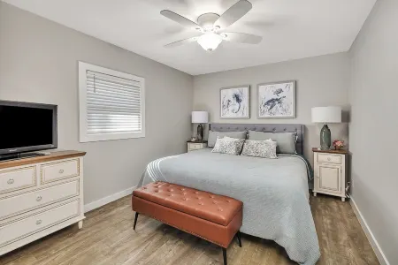 Charming 3-bedroom cottage with POOL!  Beautiful open floorplan Отели рядом с достопримечательностью «St. Simons Island Lighthouse Museum»