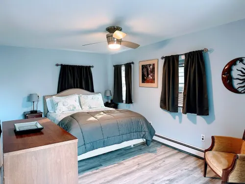 Charming 4-bedroom, 2-bath cottage, dog friendly, AC, WiFi, 1 block to beach