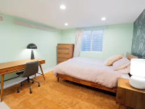 4-Bedroom Home with Fenced Backyard โรงแรมในแลนเดอร์