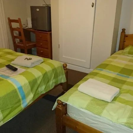 Room in Guest Room - Comfortable Family Room with Tv, Free Fast Wifi, Sleeps 3