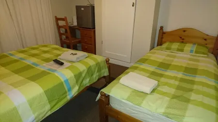 Room in Guest Room - Comfortable Family Room with Tv, Free Fast Wifi, Sleeps 3