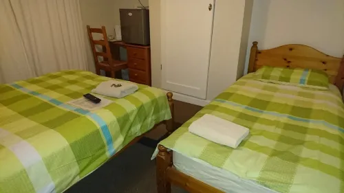 Room in Guest Room - Comfortable Family Room with Tv, Free Fast Wifi, Sleeps 3 Hotel di Harlington