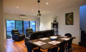 Cozy Townhouse Closer to the Town Center - Housity