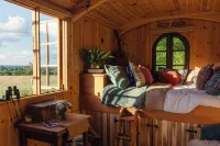 Romantic Luxury Shepherd’s Hut (Wagon) Near London & Windsor