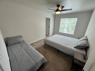 408 Entire 3 Bedroom Townhouse Hotels near The University of Iowa School of Music - Voxman Building