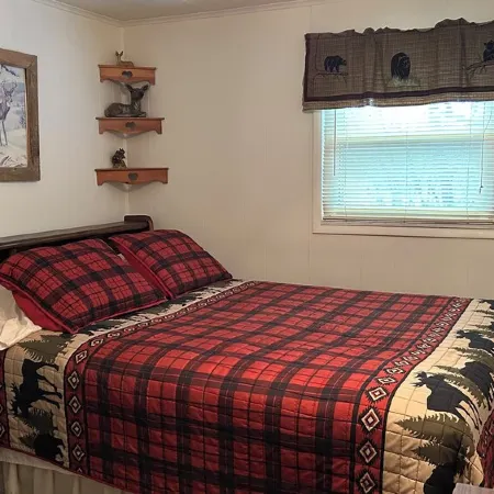 Charming 4-bedroom cabin with HOTTUB  in peaceful Upper Tract with WiFi, AC Отели в г. Пендлтон