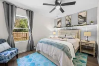 Cozy Pensacola Bungalow • 10 Mins to Downtown • Coffee Bar • Hammocks + Karaoke