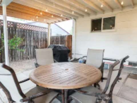 4 Bedroom Home, Fenced Yard and Hot Tub! โรงแรมในแลนเดอร์