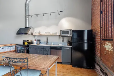 Urban Chic Meets Southern Comfort – Industrial Modern Loft in Downtown Lafayette Отели рядом со станцией Amtrak Railway Station