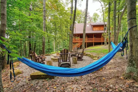 Bear Pines charming 3 bdrm cabin, Hot Tub, WiFi, in scenic South Bloomingville