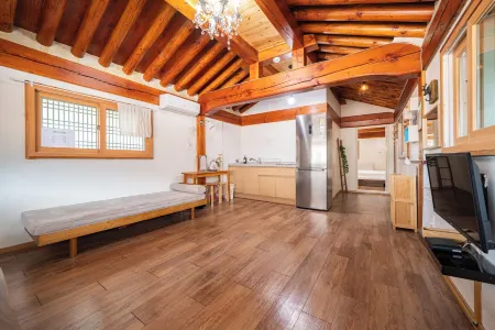 Gyeongju West Namsan Hanok Pension Отели рядом со станцией Сингёнджу