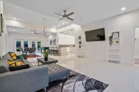 Beautiful House with Pool & Jacuzzi