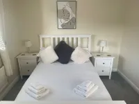 Cheerful 2-Bedroom Town House with Free Parking, Hot Tub & EV Charger