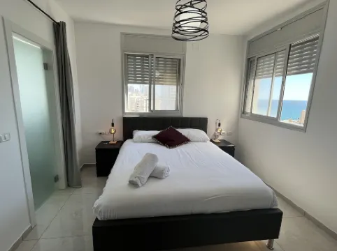Luxury Beach Condo Netanya- 5 Minutes walk to Kikar, across from Beach Elevator Отели рядом с достопримечательностью «Netanya»