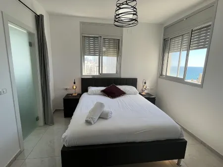 Luxury Beach Condo Netanya- 5 Minutes walk to Kikar, across from Beach Elevator Отели рядом с достопримечательностью «Netanya»