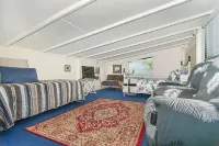 Seaside Beach Studio Loft, Sheltered Garden and Cycle Trail Access. Great Value. 카터스 비치 호텔