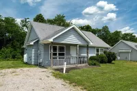 Cozy cabin w/ pool & hot tub! Close to Taylorsville Lake Marina & Bourbon Trails