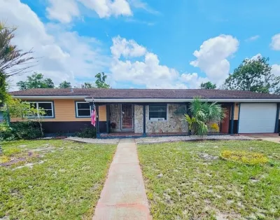 2-bedroom pool house with WiFi, AC in Spring Hill. Minutes from Weeki Wachee Hotels near Weeki Wachee Springs State Park