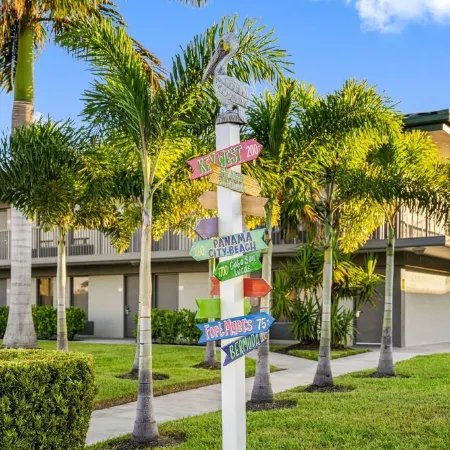 Condo at the Bay with kitchenette, opt-in continental breakfast, queen&sofa bed
