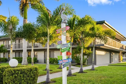 Condo at the Bay with kitchenette, opt-in continental breakfast, queen&sofa bed