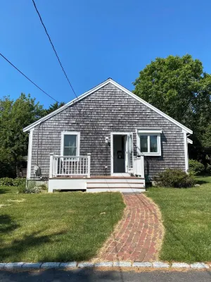 Beautiful 2 Bedroom Cottage Just Short Stroll To Town Neck Beach Hotels near Hoxie House
