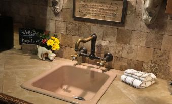 Dog Trot Cabin: Secluded Retreat within city limits at Fletcher Park