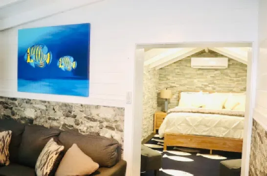 Beach Front Home with Dock and Beach. Blue Hole and Sandbar Nearby. โรงแรมใน