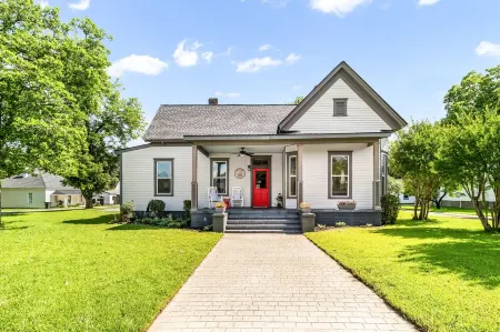 Spacious 4-bedroom w/ full en suite baths -  1/2 mile from Covington Square!