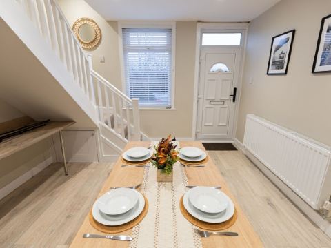 Cosy House in Runcorn: Perfect for Families & Business Travelers! Free Parking