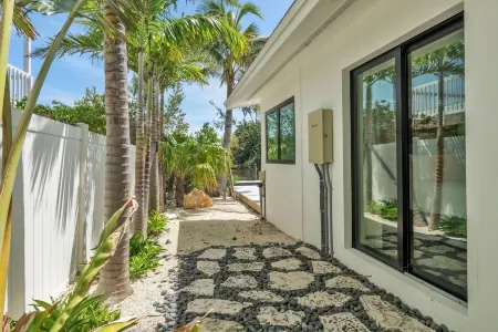 The Bea's Knees 3 Bedroom Home by RedAwning Отели в г. Карингба