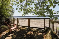 OCEAN FRONT/BEACH access, RENOVATED House Private Lot, PET Friendly, Short Term Hotels in Gabriola