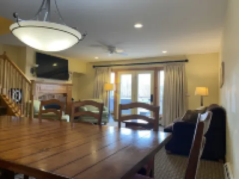 Jay Peak 4BR/3.5BA Ski-in/out Townhome