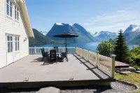 Spectacular Norwegian Fjord with unbeatable view, sauna and hot tub Hotels in Orsta