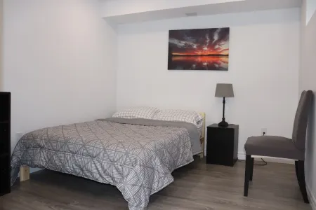Spacious stay, 15 min to Niagara Falls & US border (Basement Apartment) Отели в г. Торолд
