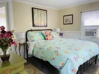 115 Rose Cottage with 2 bedroom walk to Groton Bay